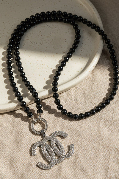 Schwarze Perlenkette mit Anhänger mit Strasssteinen besetzt