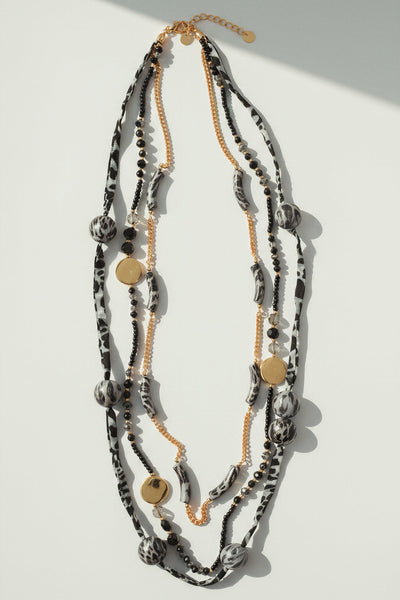 Lange Statement-Kette mit Stoffdetails und Goldakzenten