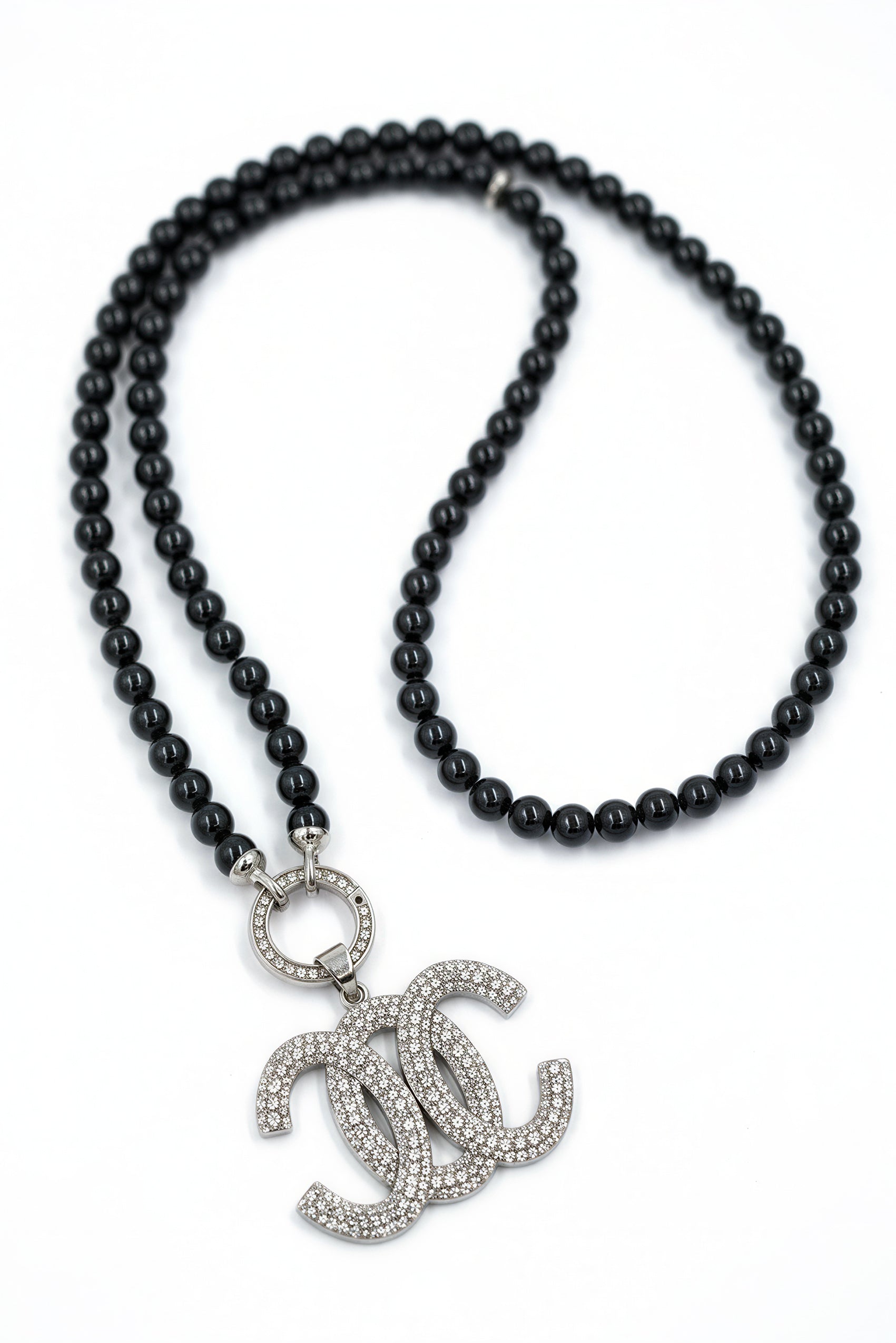 Schwarze Perlenkette mit Anhänger mit Strasssteinen besetzt