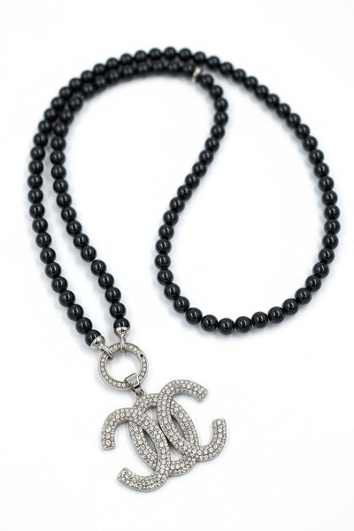 Schwarze Perlenkette mit Anhänger mit Strasssteinen besetzt
