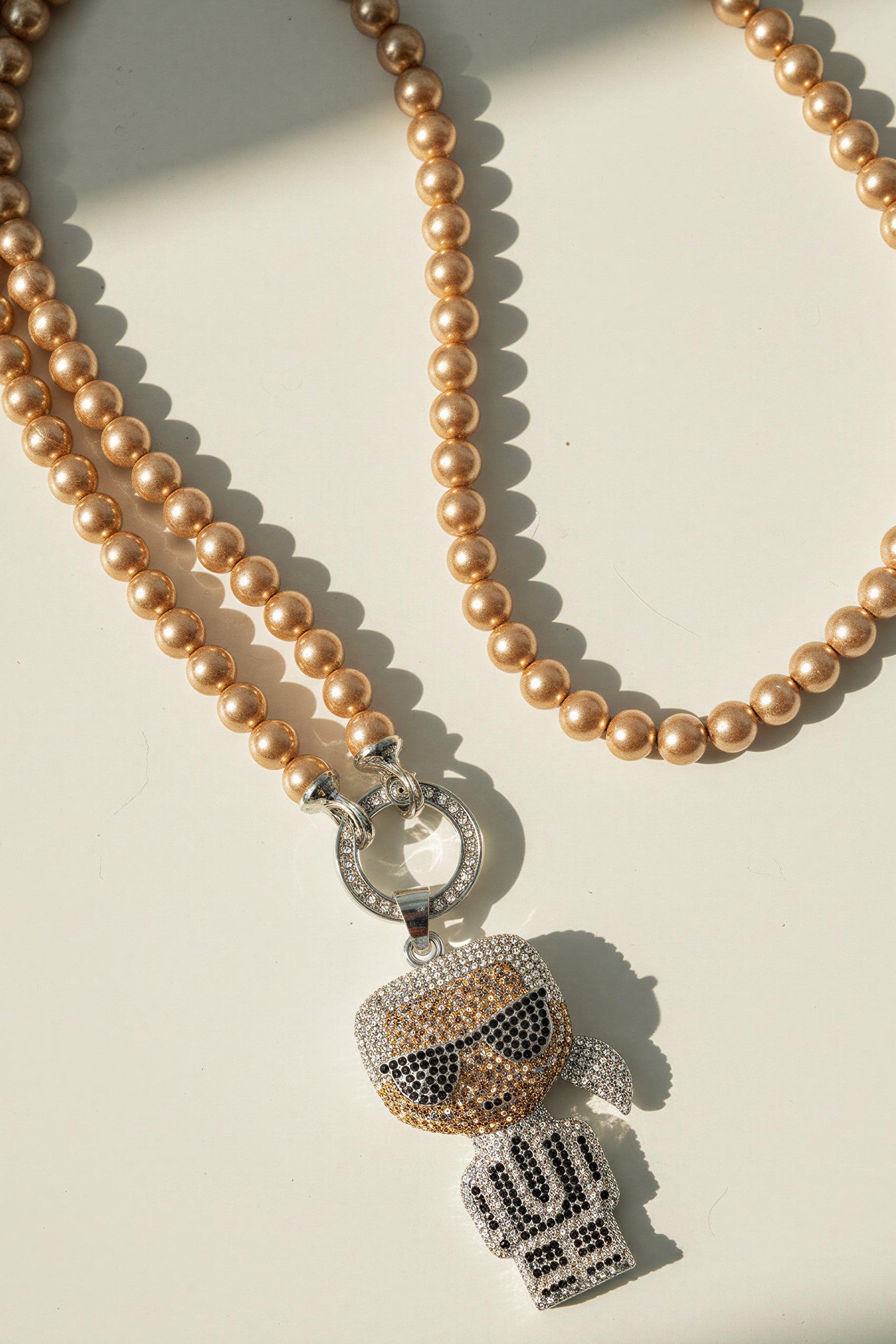Lange Perlenkette mit Anhänger mit Strasssteinen besetzt