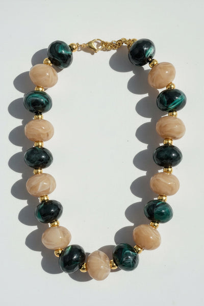 Marmorierte Perlenkette, dunkelgrün/beige