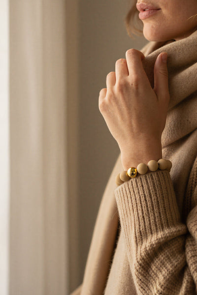 Armband aus Acryl mit goldfarbener Kugel