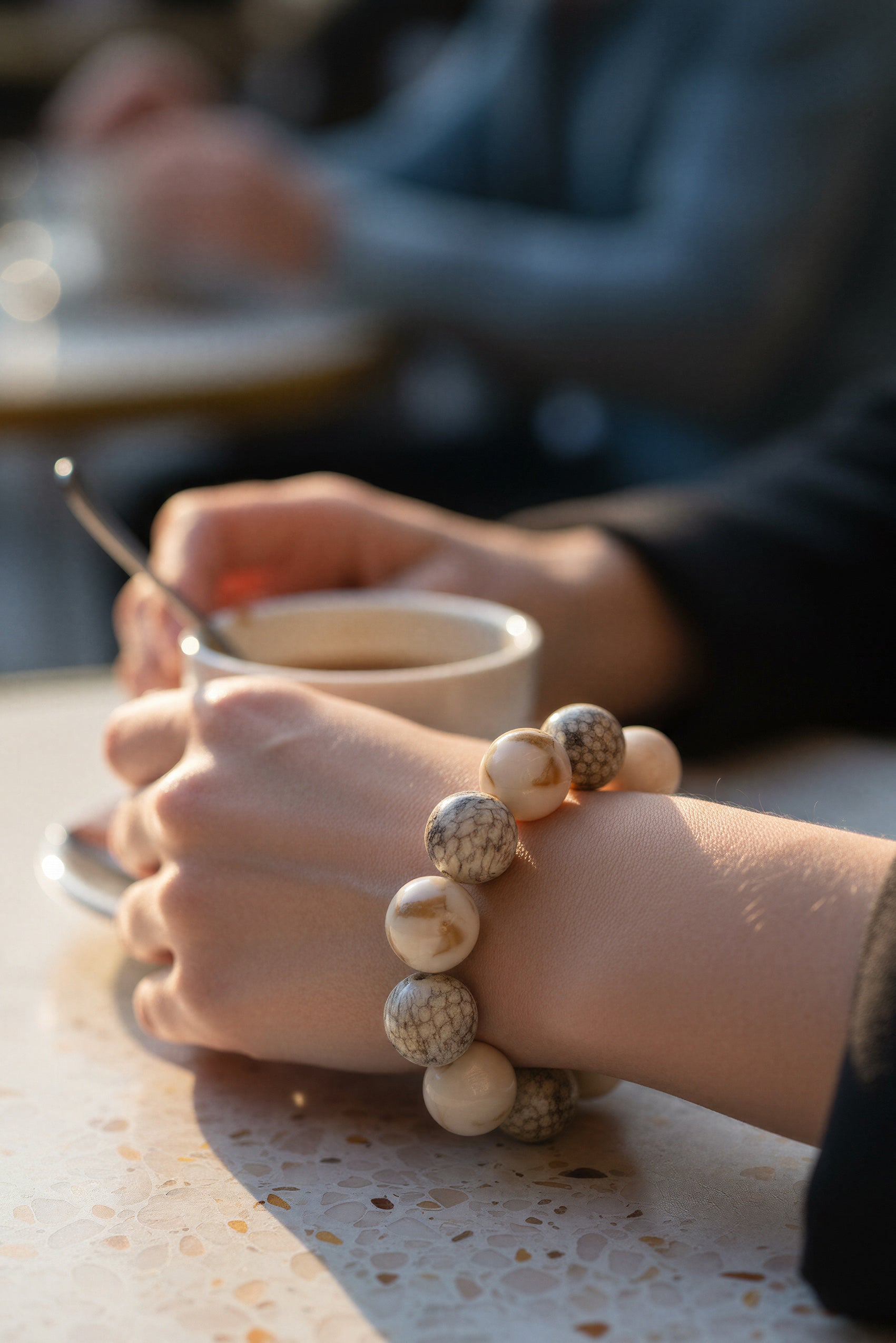 Perlenarmband, beige marmoriert