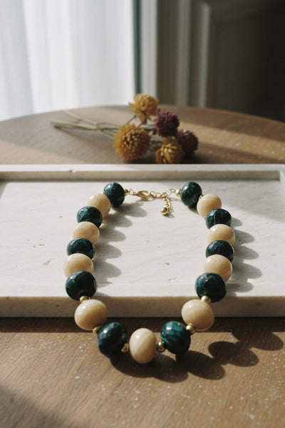 Marmorierte Perlenkette, dunkelgrün/beige