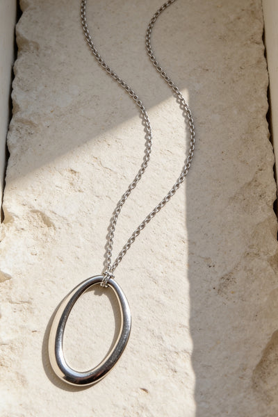 Lange Kette mit ovalem Anhänger, silber