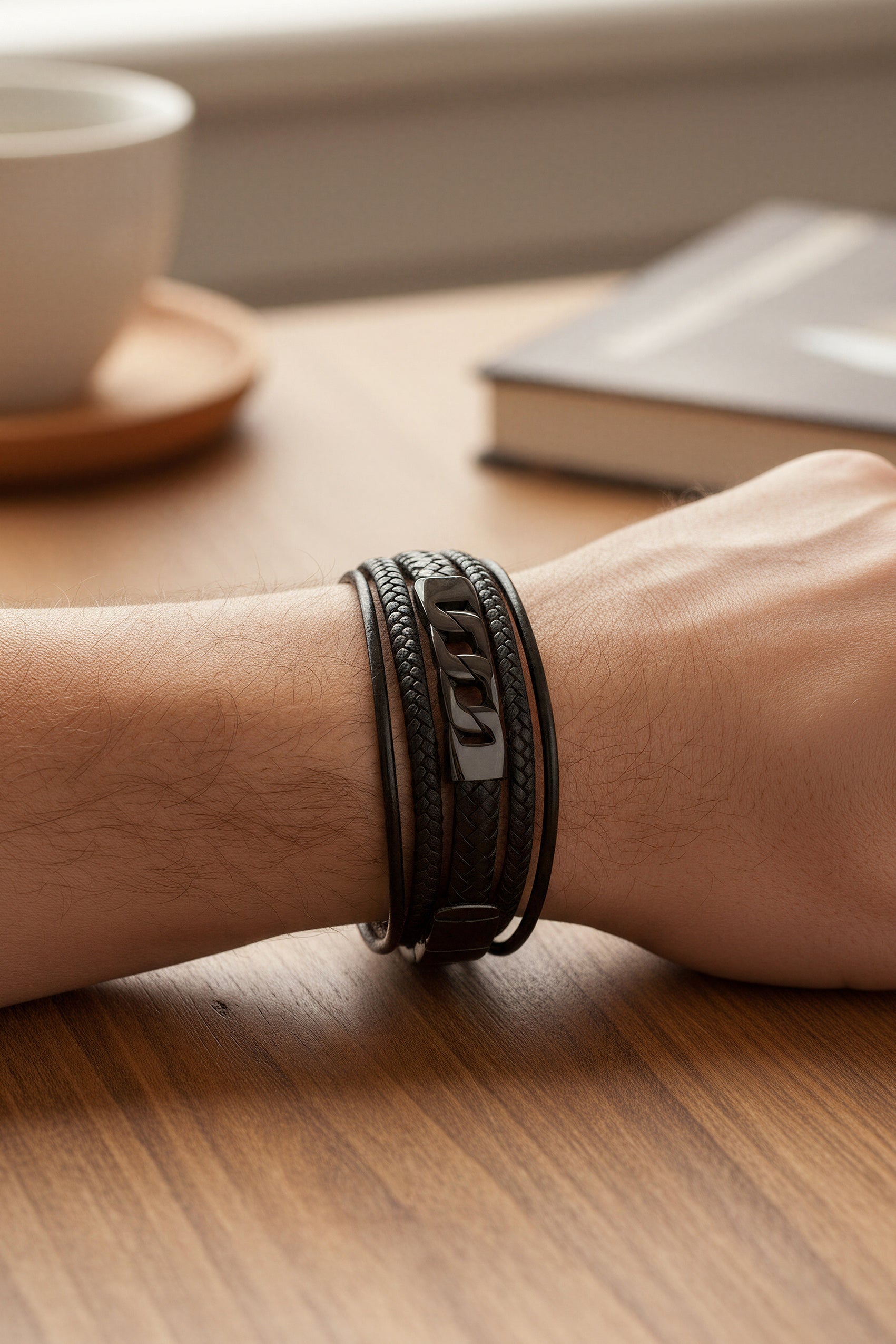 Herren Kunstlederarmband in Schwarz mit geflochtenen Strängen und Edelstahlverschluss