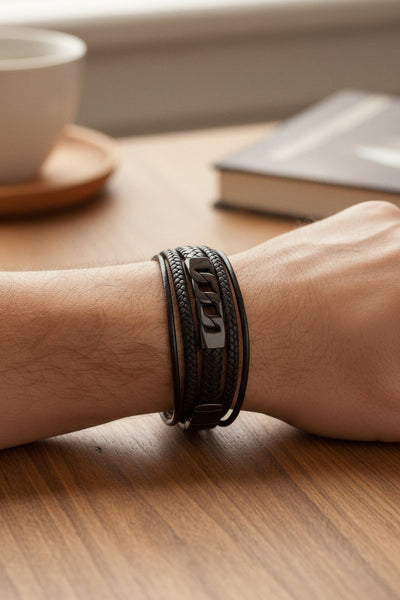 Herren Kunstlederarmband in Schwarz mit geflochtenen Strängen und Edelstahlverschluss