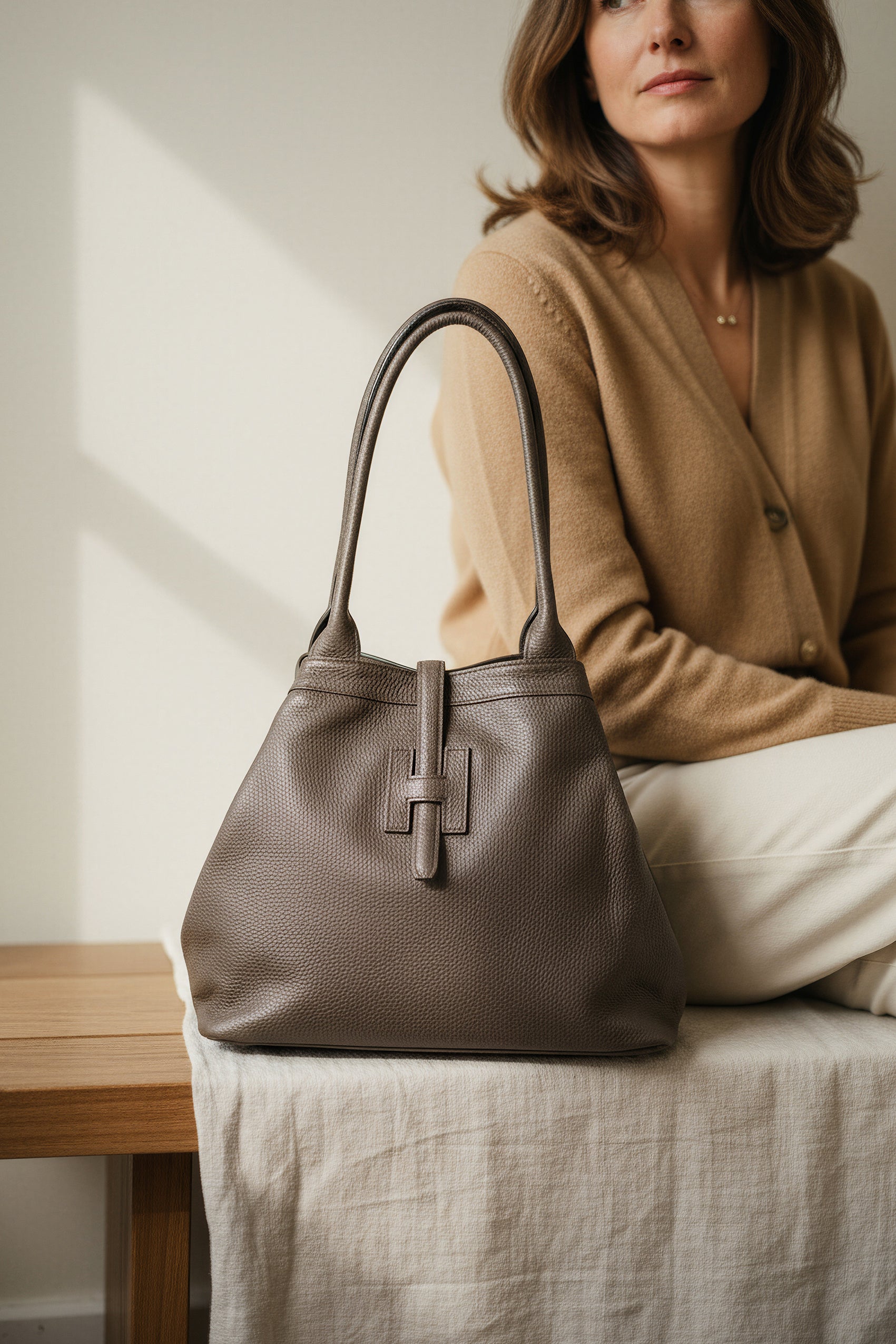 Shopper aus genarbtem Echt-Leder in Dunkelbraun