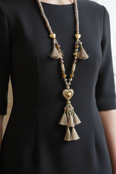 Lange Kette mit Herzanhänger Taupe Gold