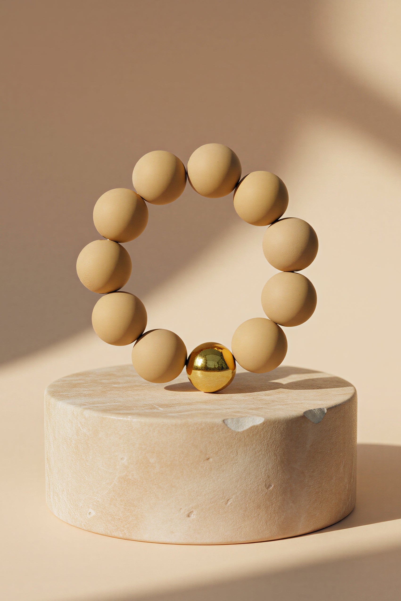 Armband aus Acryl mit goldfarbener Kugel