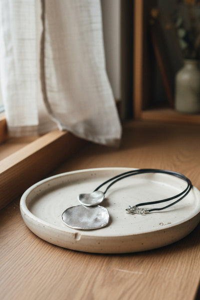 Lange Kette mit großem silberfarbenem Anhänger