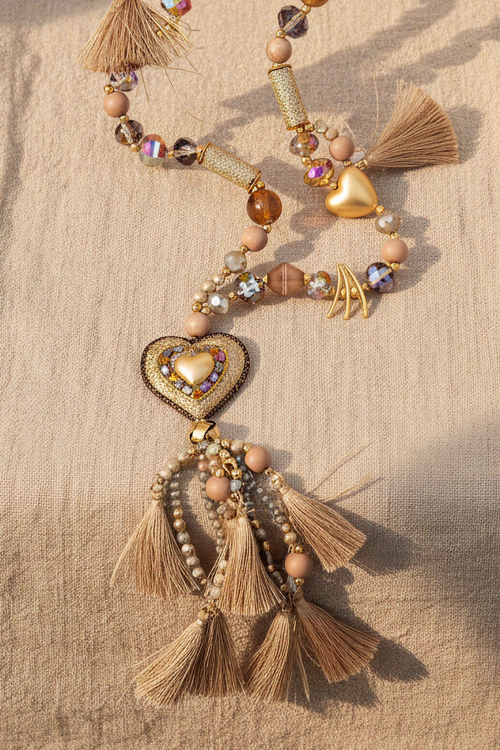 Lange Kette mit Herzanhänger Taupe Gold