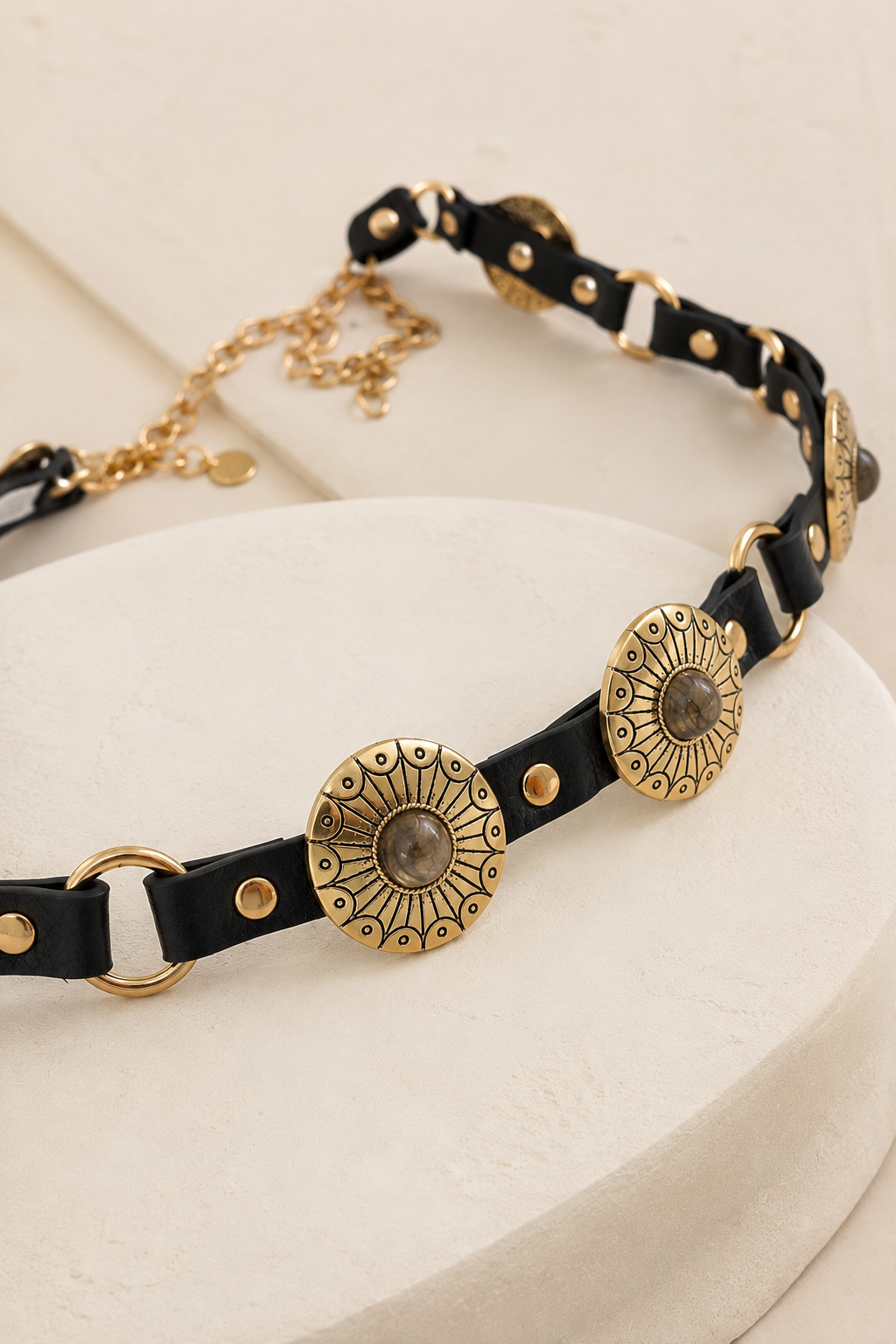Schwarzer Kettengürtel mit Concho-Medaillons - Boho Western Style