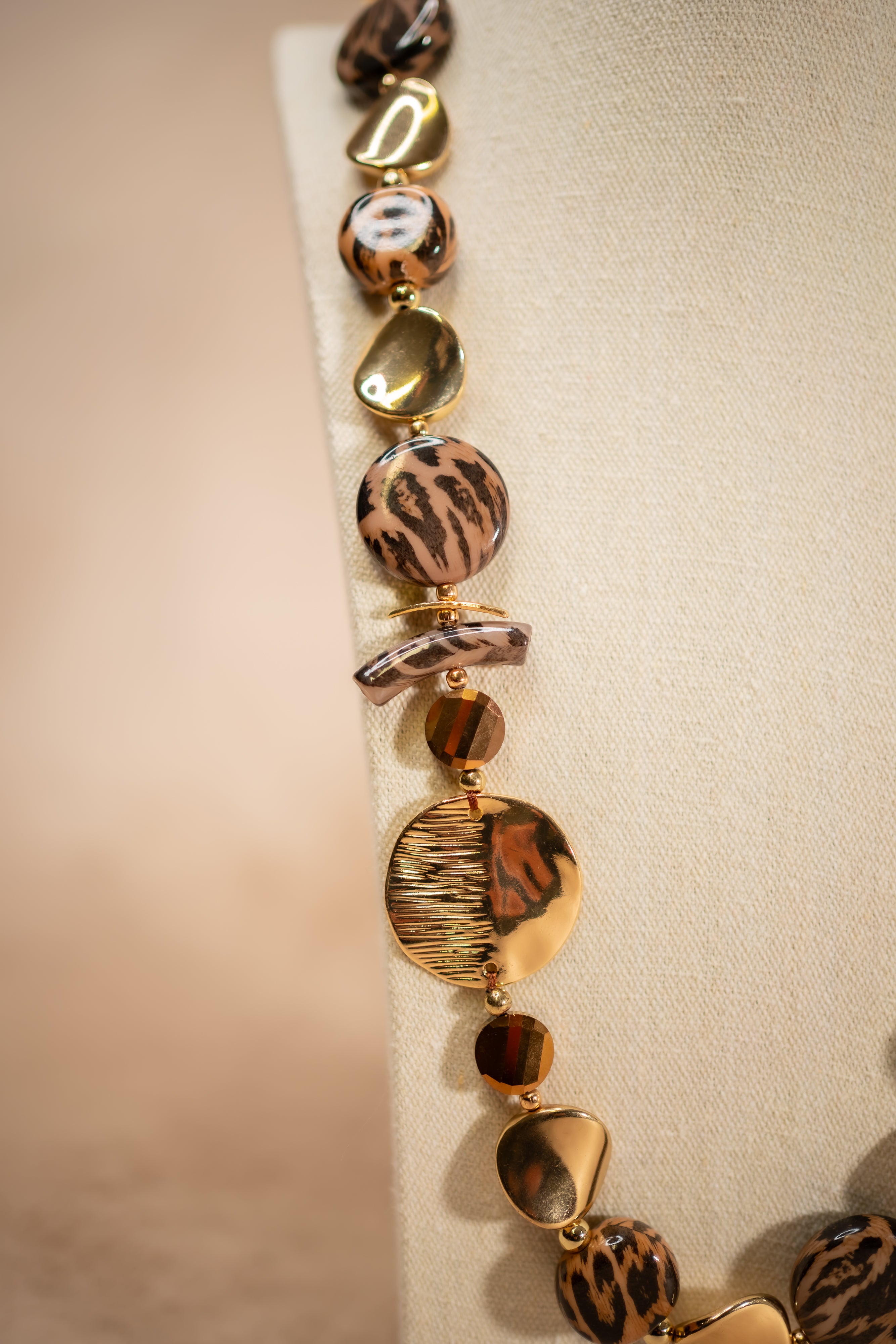 Halskette mit Perlen im Animal-Print