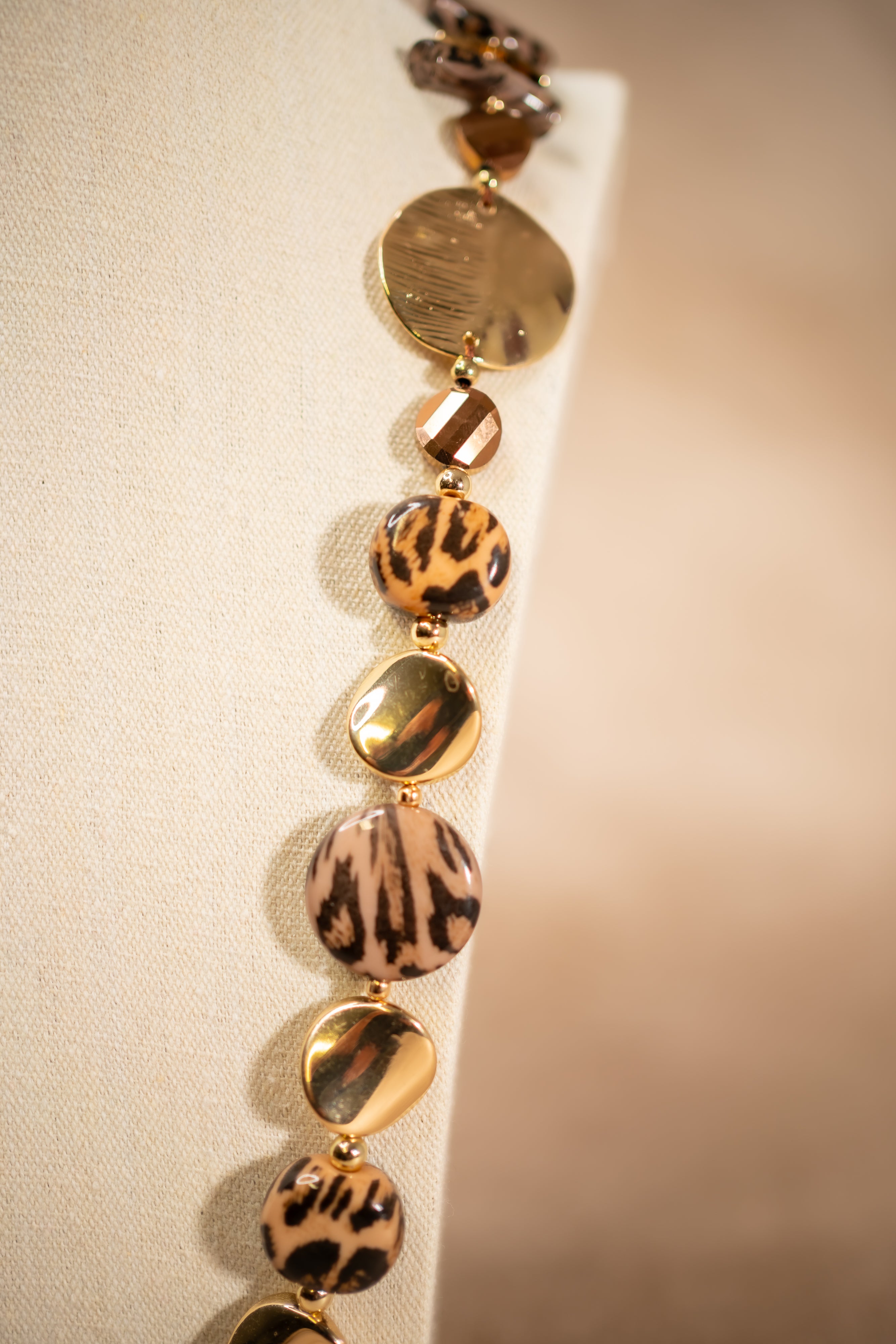 Halskette mit Perlen im Animal-Print