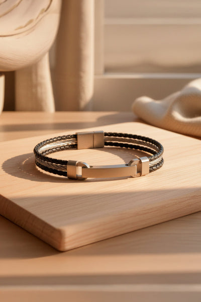 Schwarzes Kunstlederarmband mit Edelstahlplatte