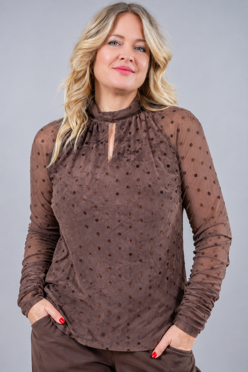 Bluse mit leichtem Stehkragen, braun