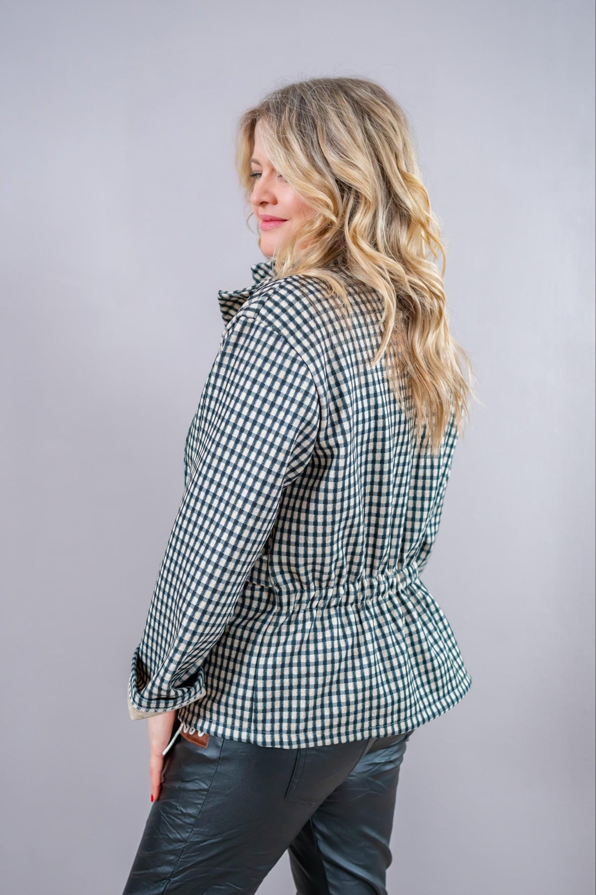 Kurze Karo-Jacke mit Bindegürtel, schwarz/creme