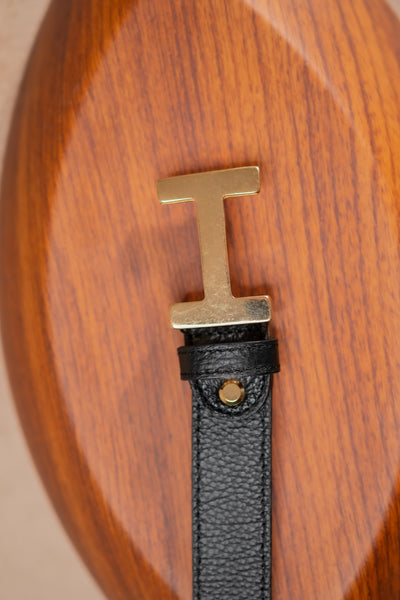 Gürtel mit goldener Schnalle