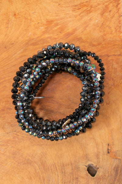 Schwarzes Kristall-Armband-Set mit Regenbogenschimmer und goldenen Herzanhänger, 9-teilig