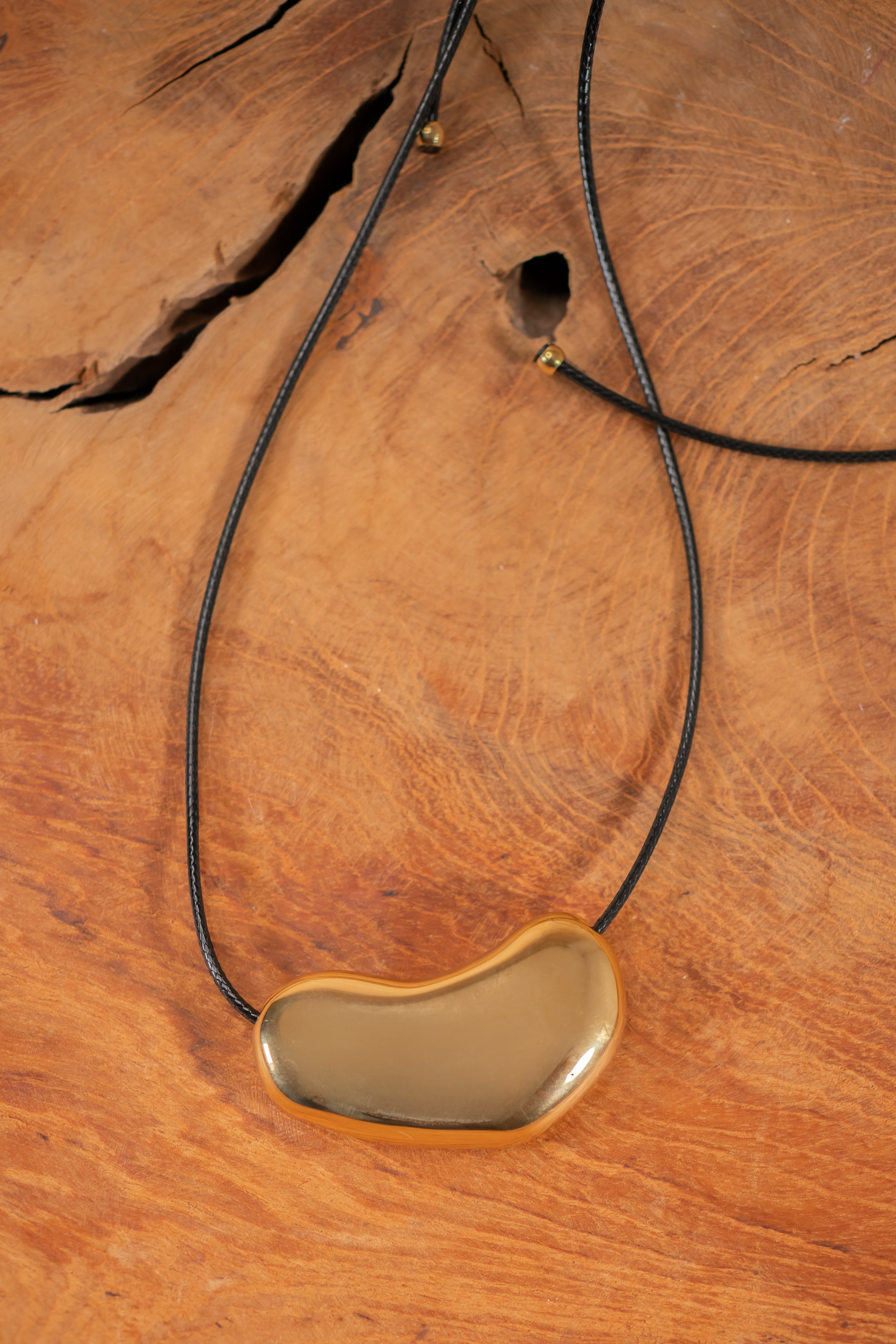 Halskette mit goldenem Anhänger und verstellbarem schwarzen Kunstlederband