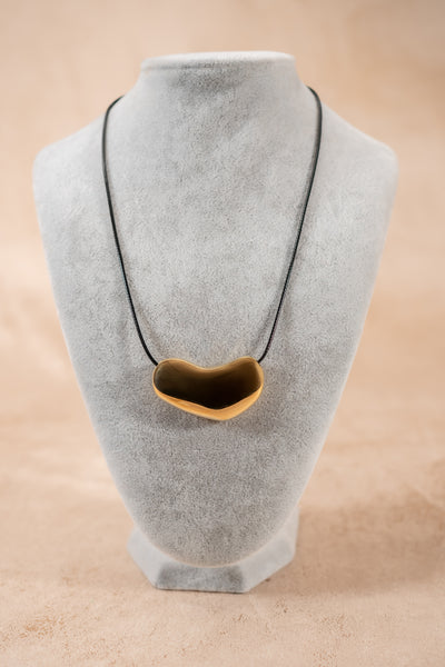 Halskette mit goldenem Anhänger und verstellbarem schwarzen Kunstlederband