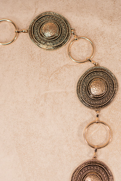 Goldener Kettengürtel im Boho-Stil