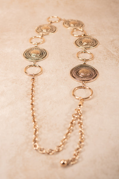 Goldener Kettengürtel im Boho-Stil