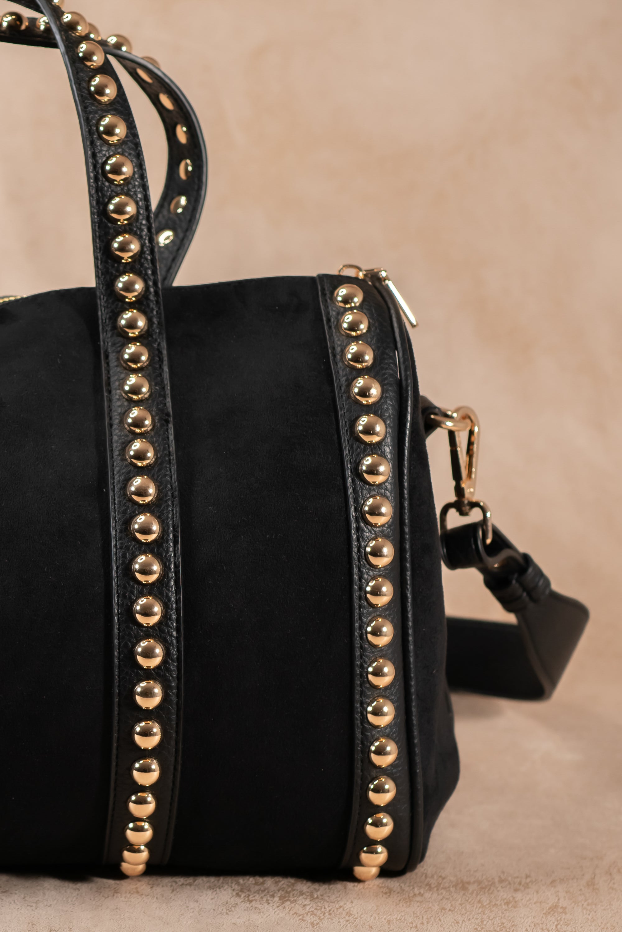 Schwarze Barrel Bag in Velours mit goldenen Nieten