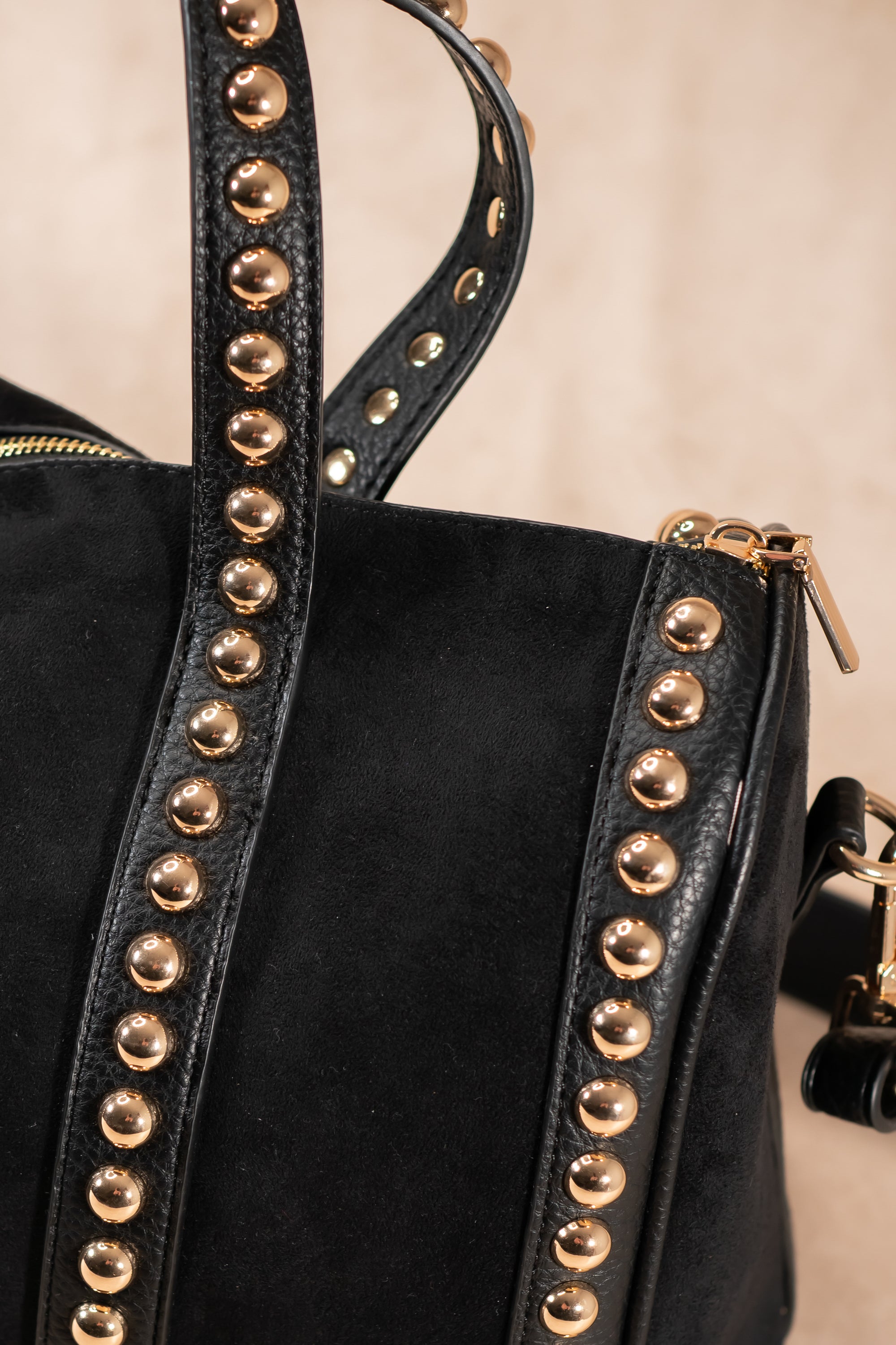 Schwarze Barrel Bag in Velours mit goldenen Nieten