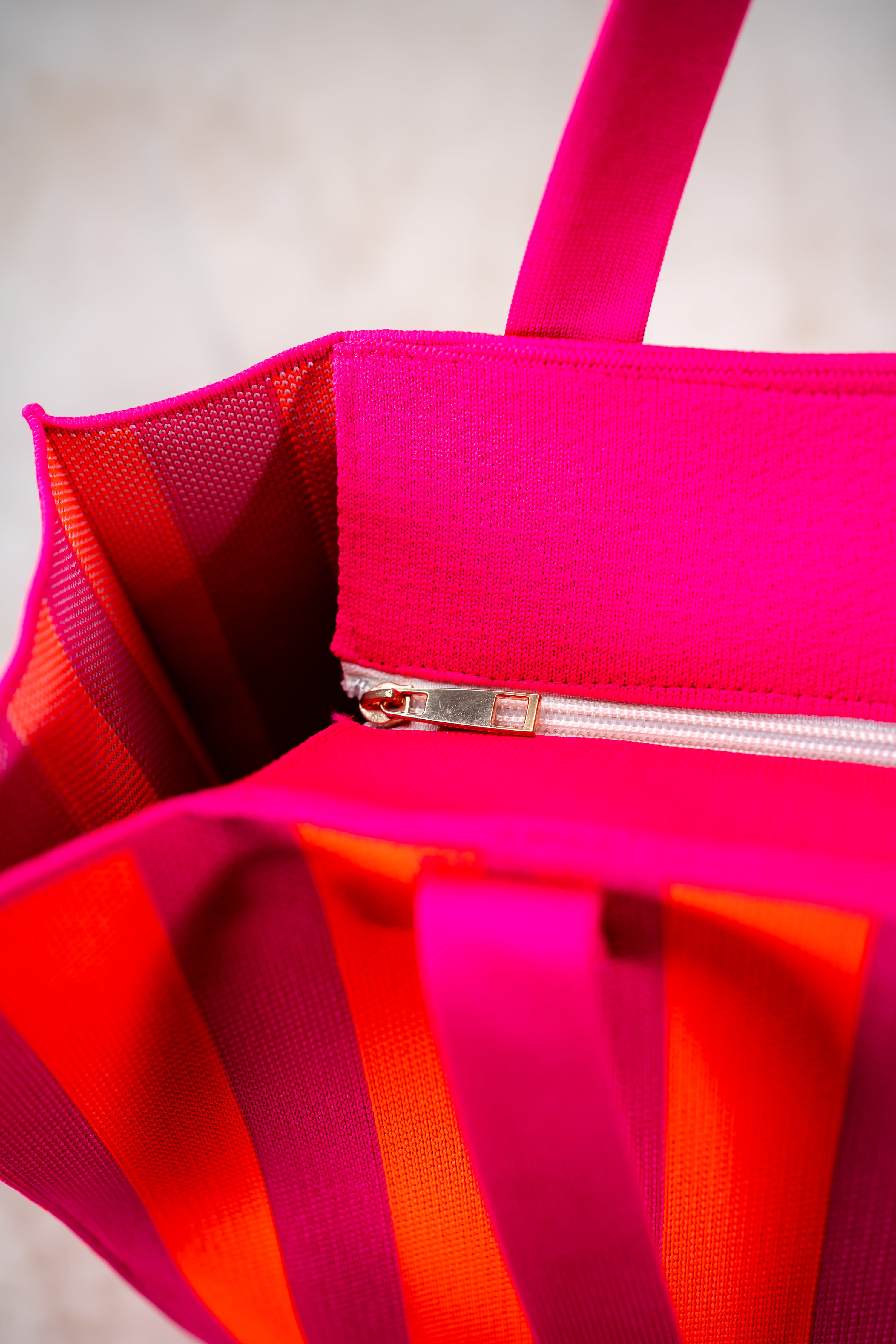 Weicher Shopper in Pink-Orange in Blockstreifen
