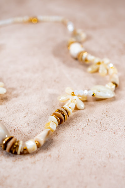 Lange Halskette in Creme mit Herz- und Blütenanhängern