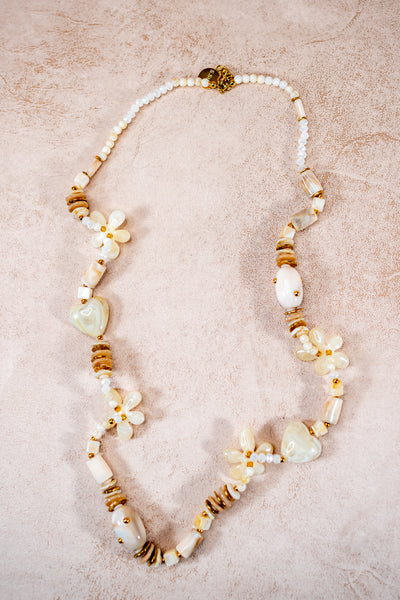 Lange Halskette in Creme mit Herz- und Blütenanhängern