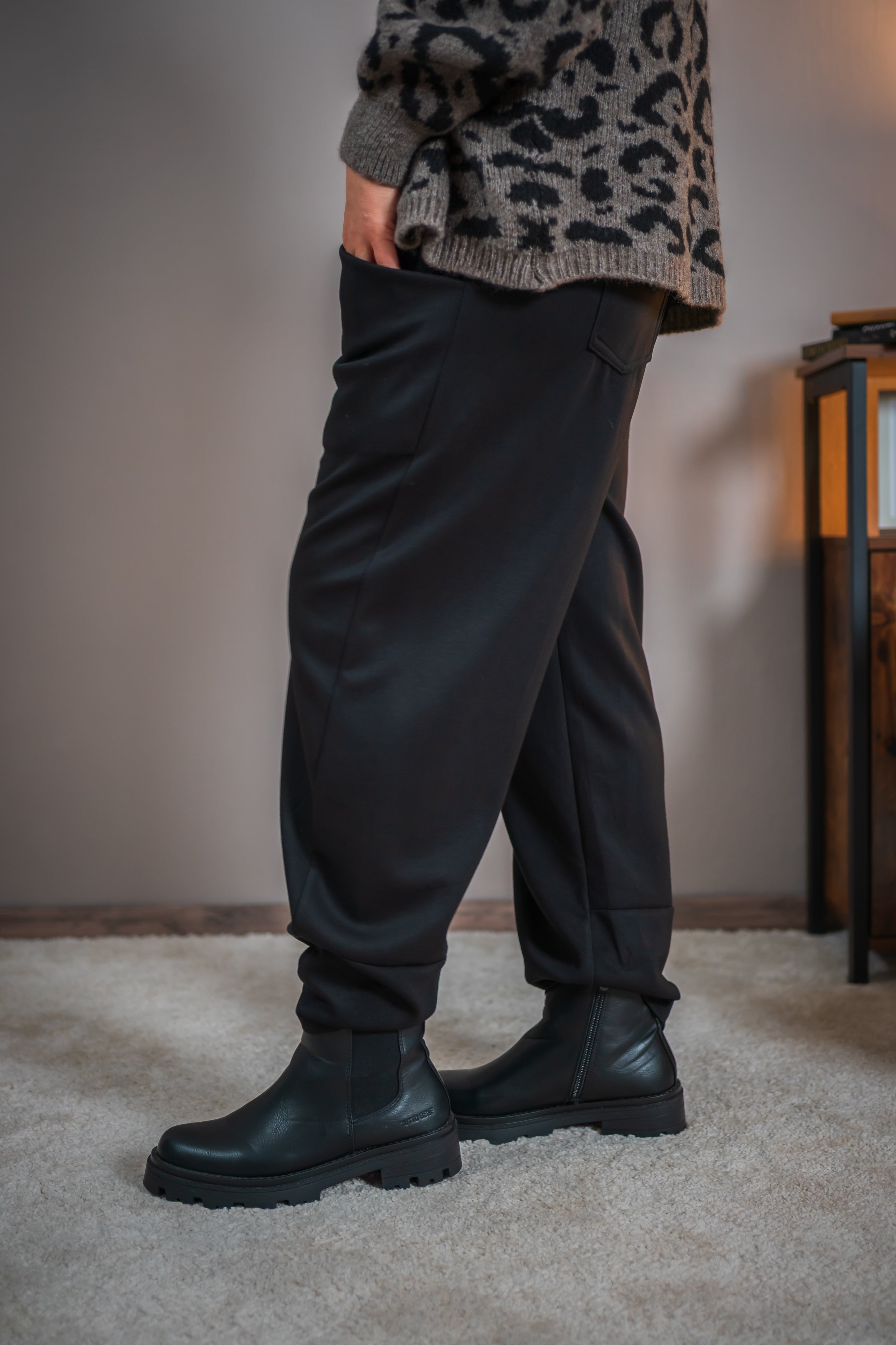 Jerseyhose mit Gürtel, schwarz