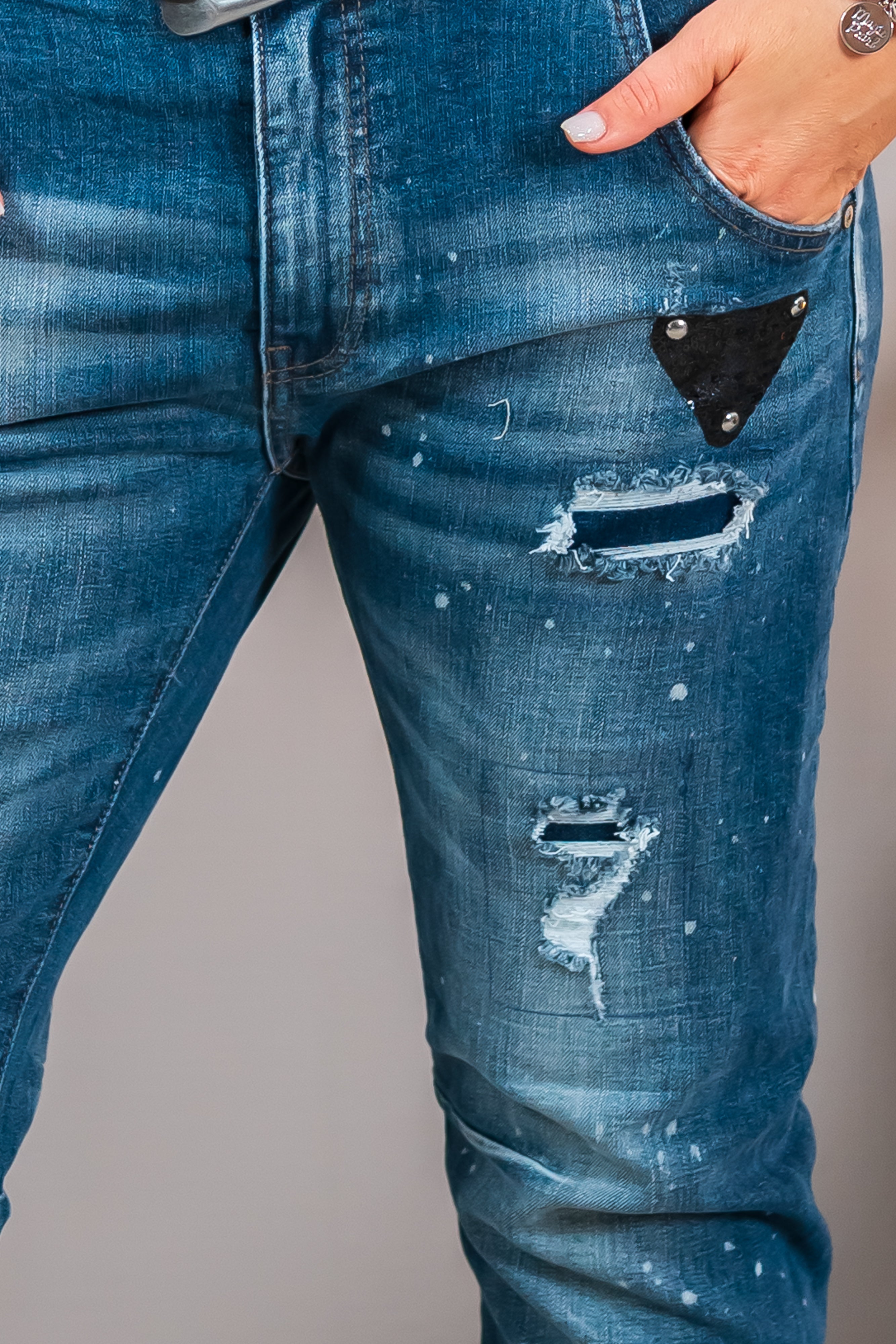 Jeans mit Pailletten & Used-Effekten