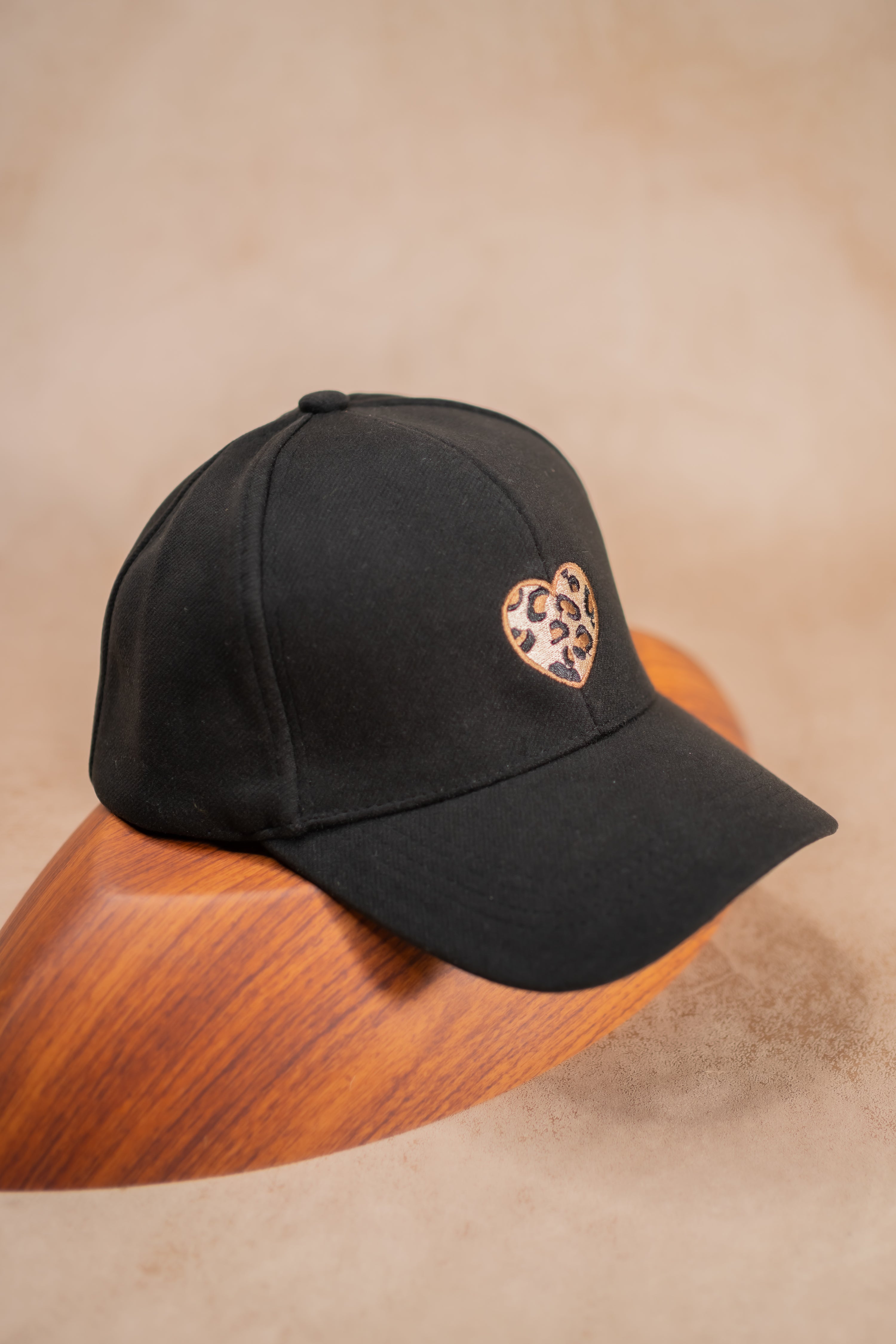 Cap mit Leo-Stickerei