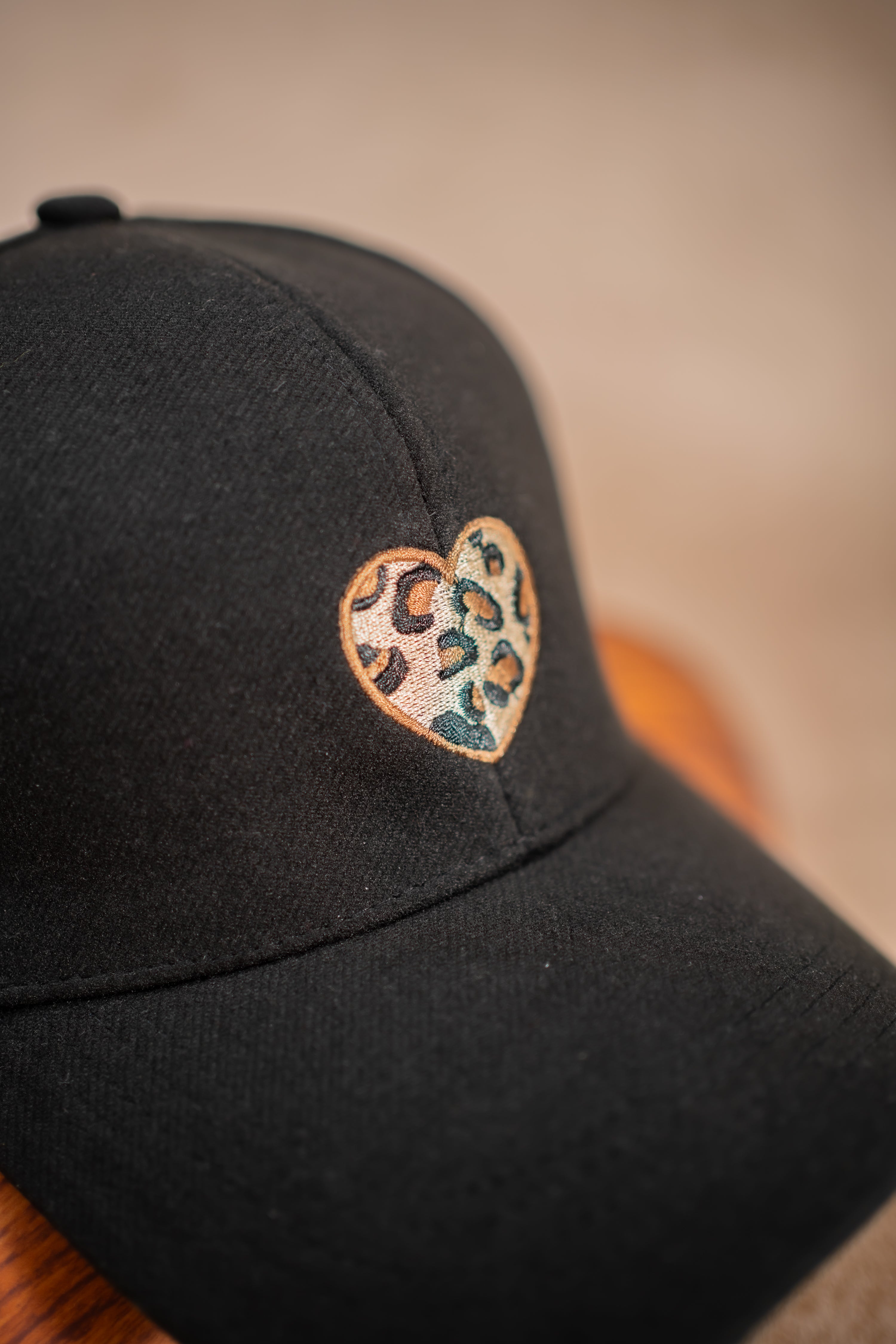 Cap mit Leo-Stickerei