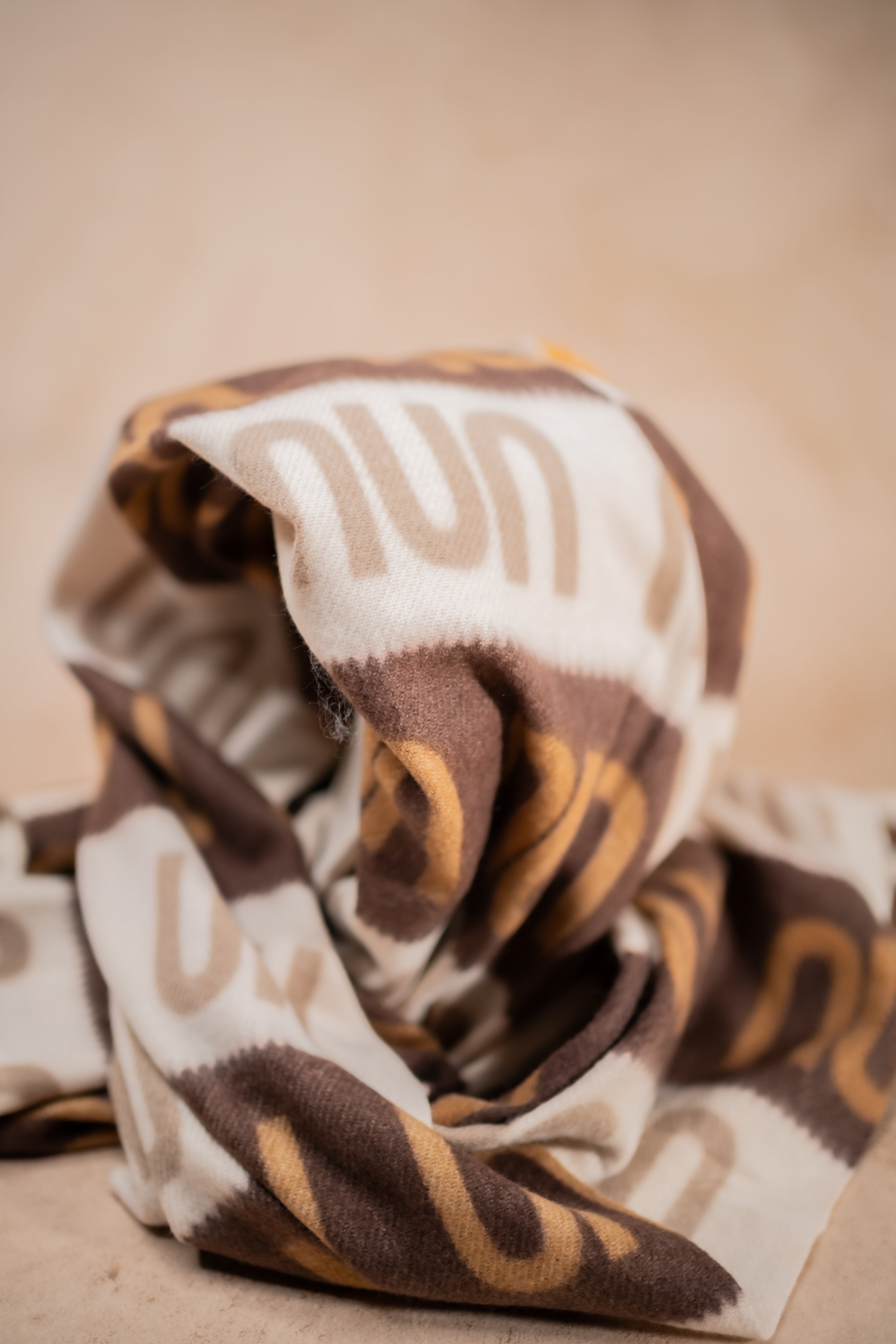 Weicher Schal mit Print, braun