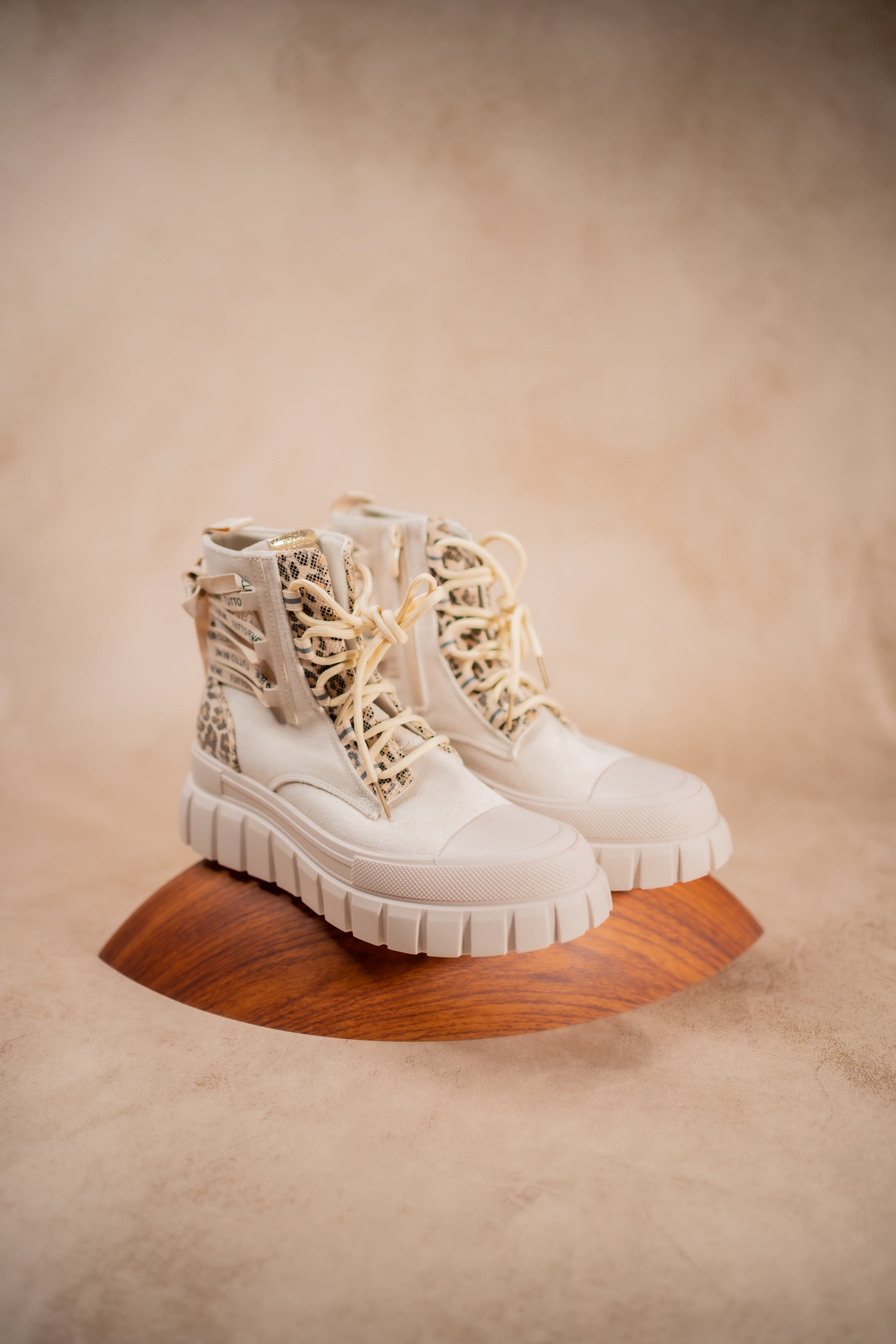 Halbhoher Sneaker mit Reißverschluss, beige