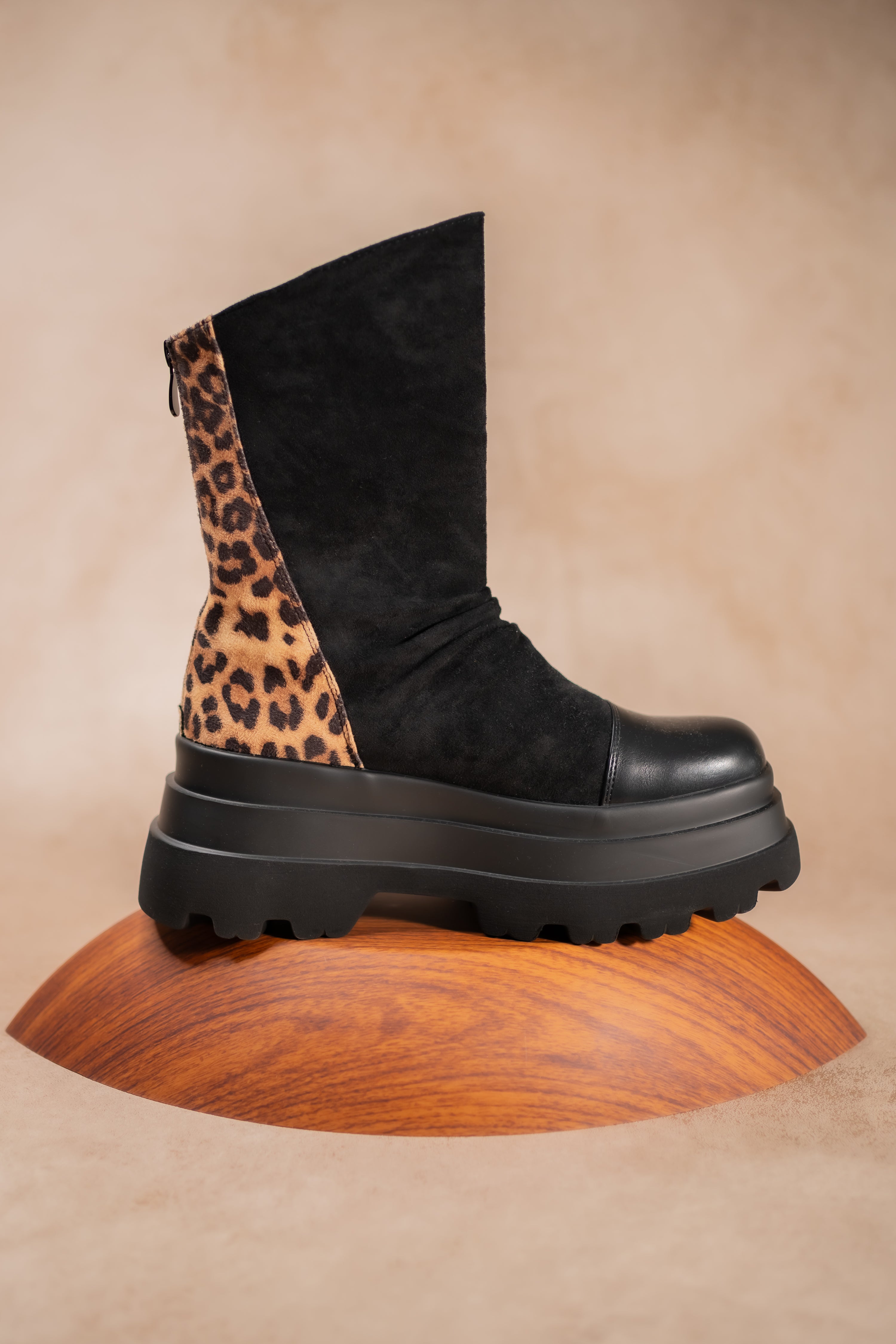 Halbhoher Stiefel mit Leo Print