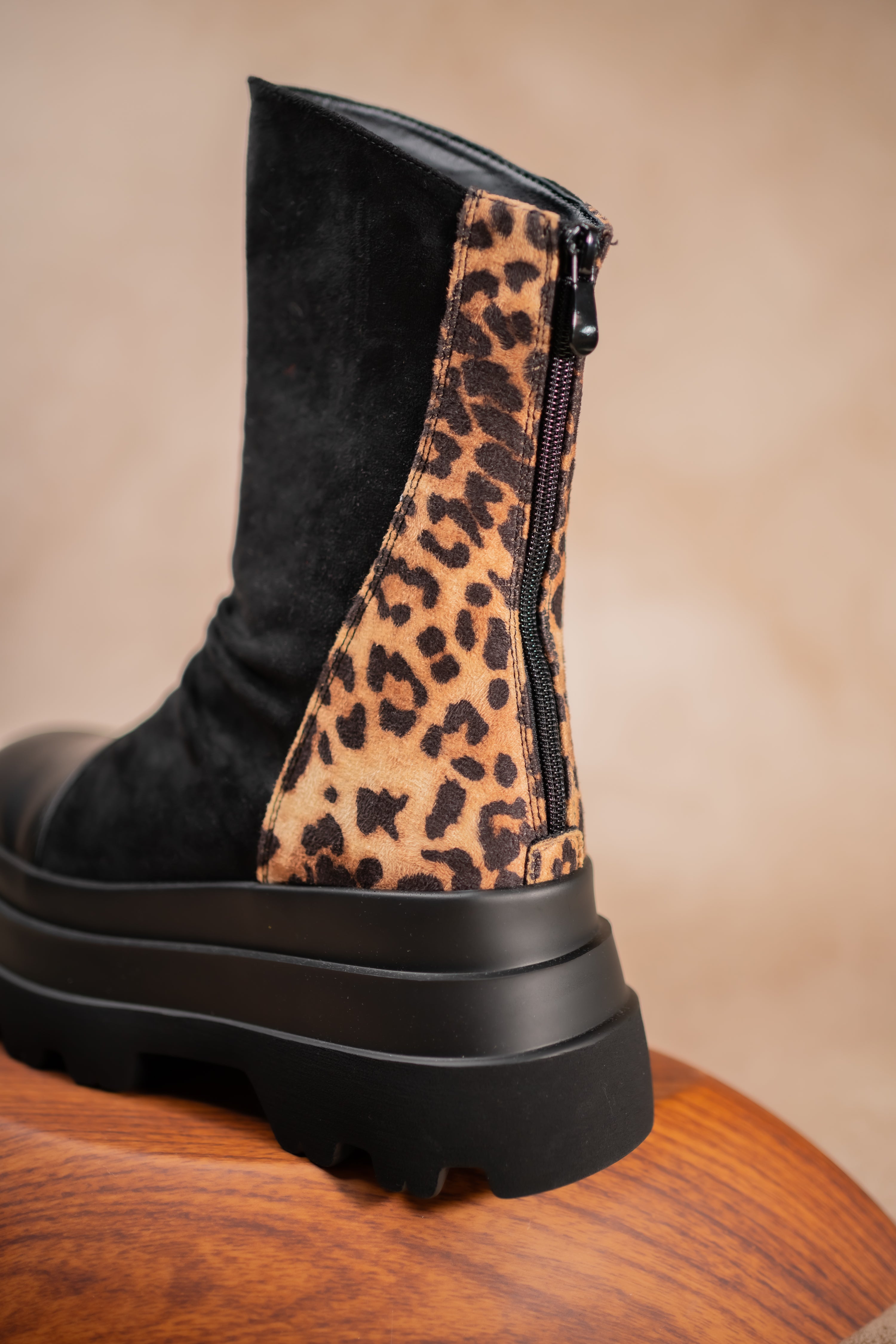 Halbhoher Stiefel mit Leo Print