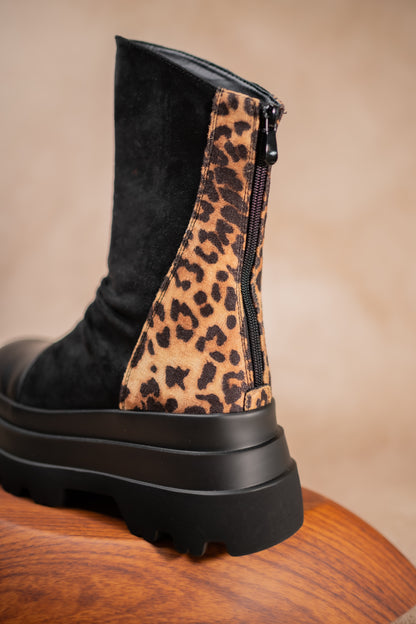 Halbhoher Stiefel mit Leo Print
