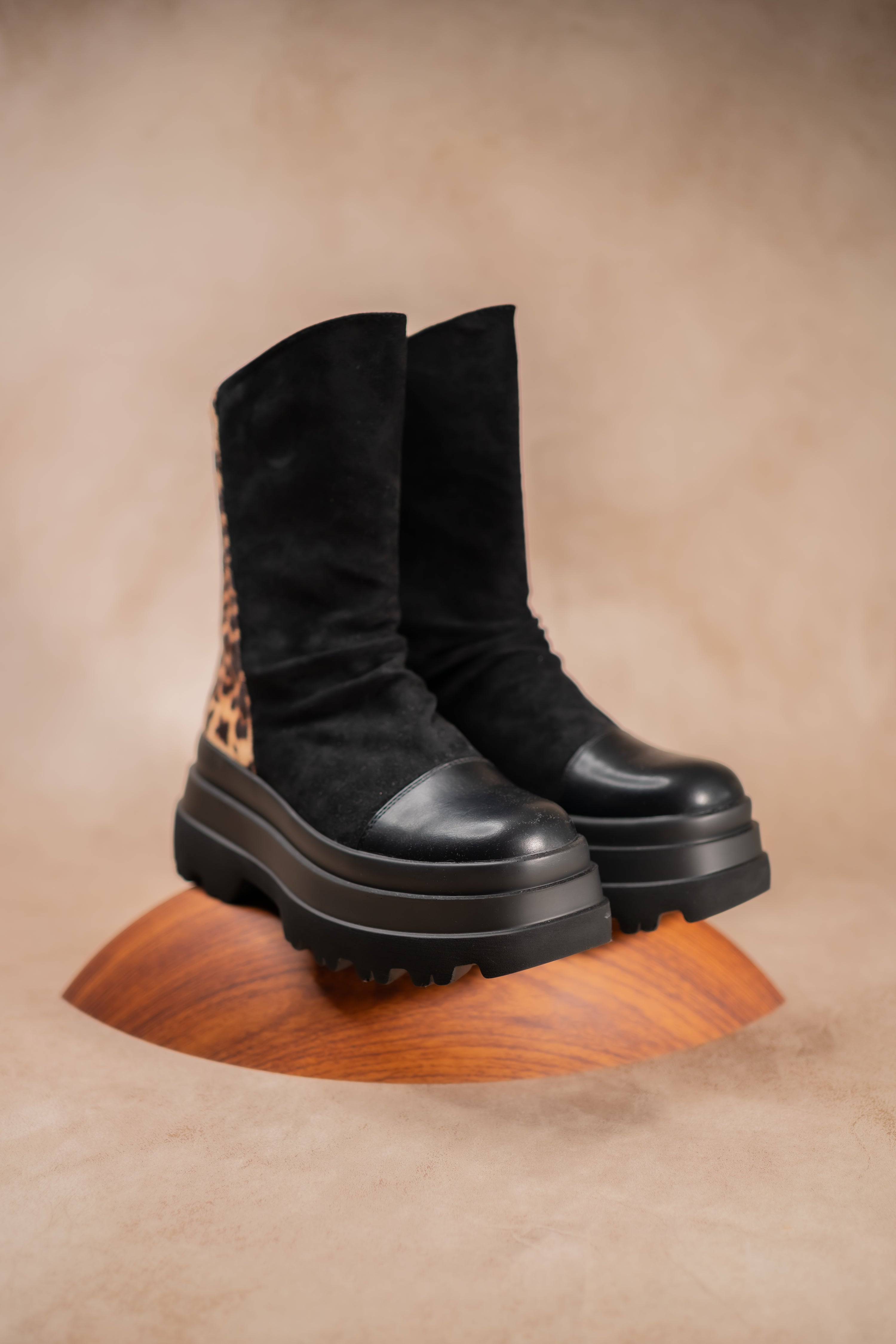 Halbhoher Stiefel mit Leo Print