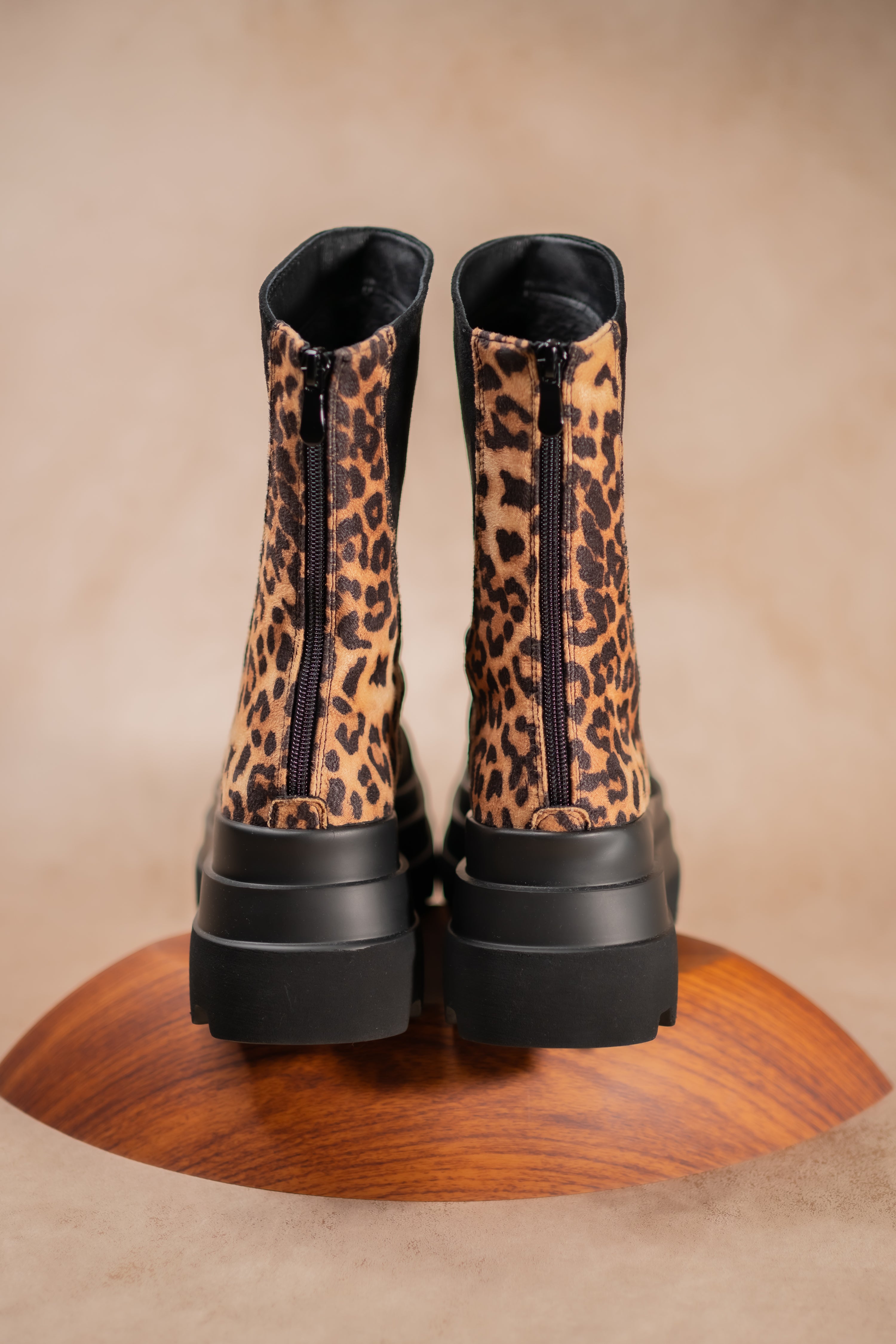 Halbhoher Stiefel mit Leo Print