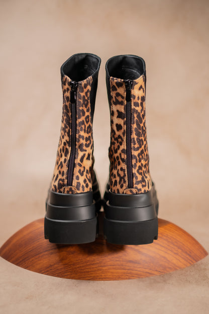 Halbhoher Stiefel mit Leo Print
