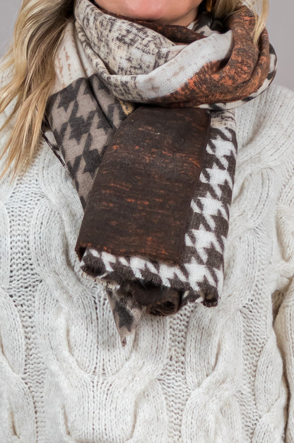 Weicher Schal mit Muster, brauntöne