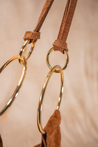 Schultertasche aus Wildleder mit Goldringen, cognacbraun