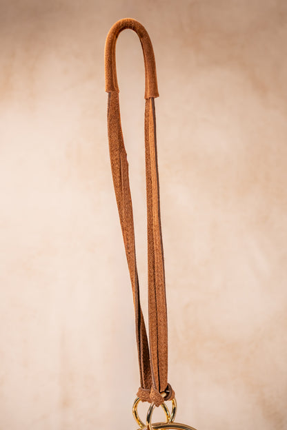 Schultertasche aus Wildleder mit Goldringen, cognacbraun