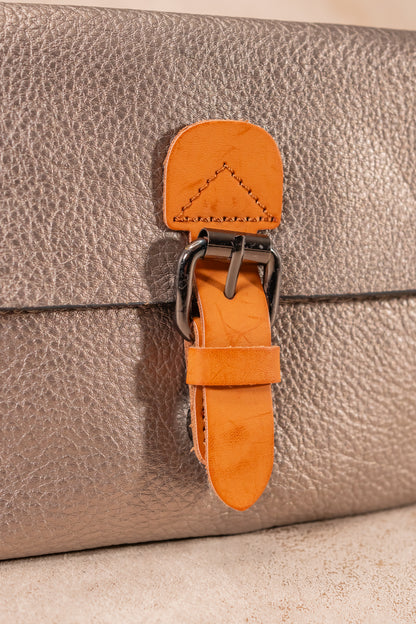 Schmale Umhängetasche, bronze-metallic